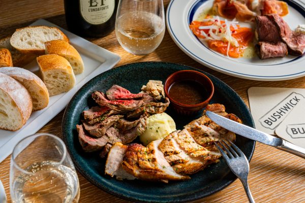 ■肉好きグループにぴったり！<br>【飲み放題付き！ステーキプラン】<br>ローストビーフや牛ランプと豚ロースのグリル盛り合わせなど全10品の画像